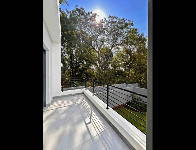 3 BEDROOM APARTMENT FOR SALE IN BRYANSTON